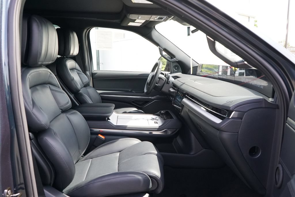 New 2026 Lincoln Navigator Reserve w/ Jet Appearance Package AWD/4WD image 9