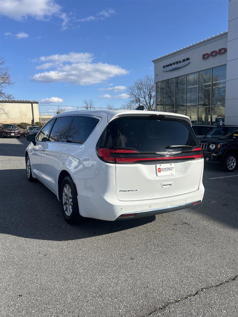 Used 2024 Chrysler Pacifica Touring-L image 6
