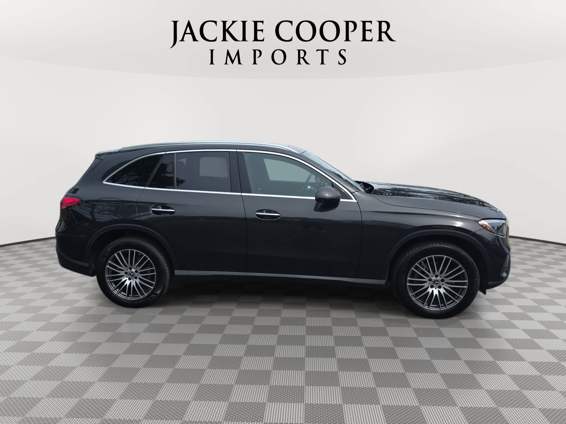 Used 2025 Mercedes-Benz GLC 300 4MATIC image 4