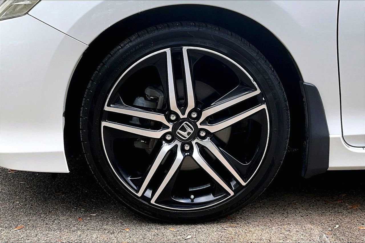 Used 2016 Honda Accord Touring image 32