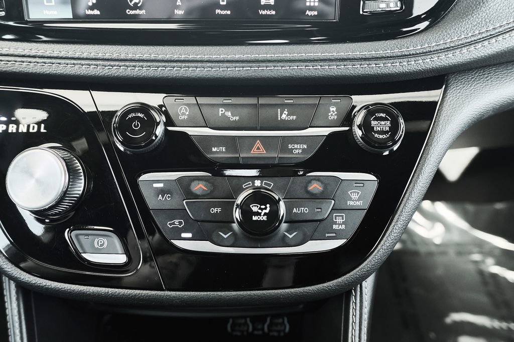 Used 2025 Chrysler Pacifica Limited image 35