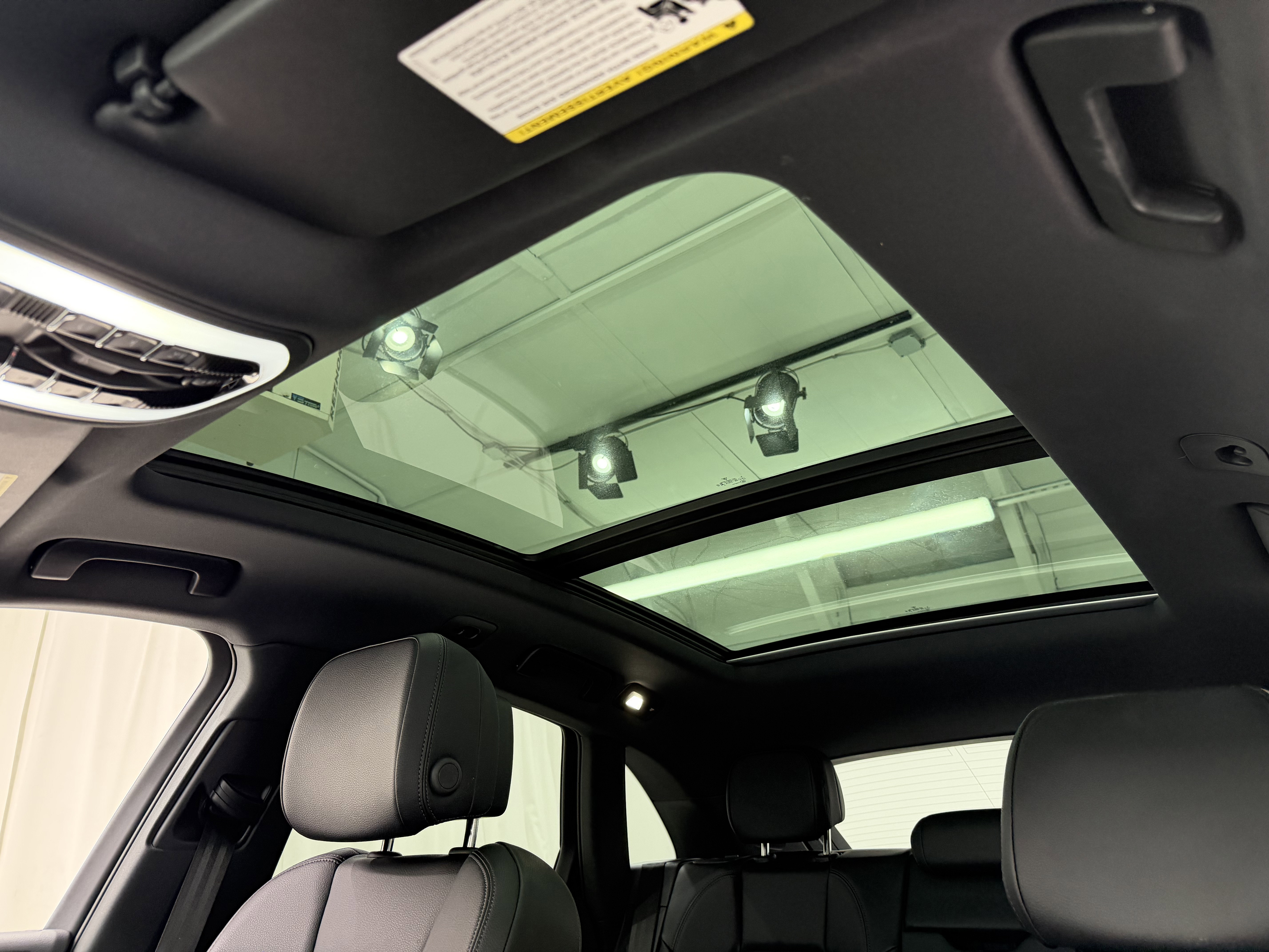 Certified 2025 Porsche Macan image 31