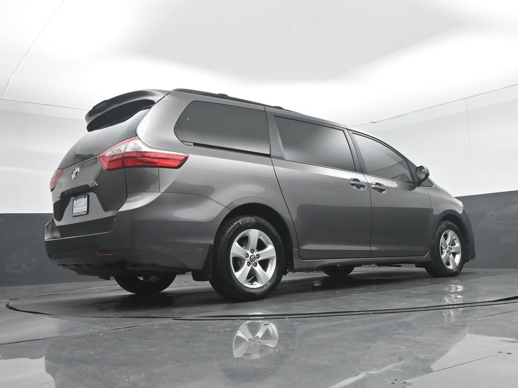 Used 2018 Toyota Sienna LE w/ Carpet Mat Package FWD image 64