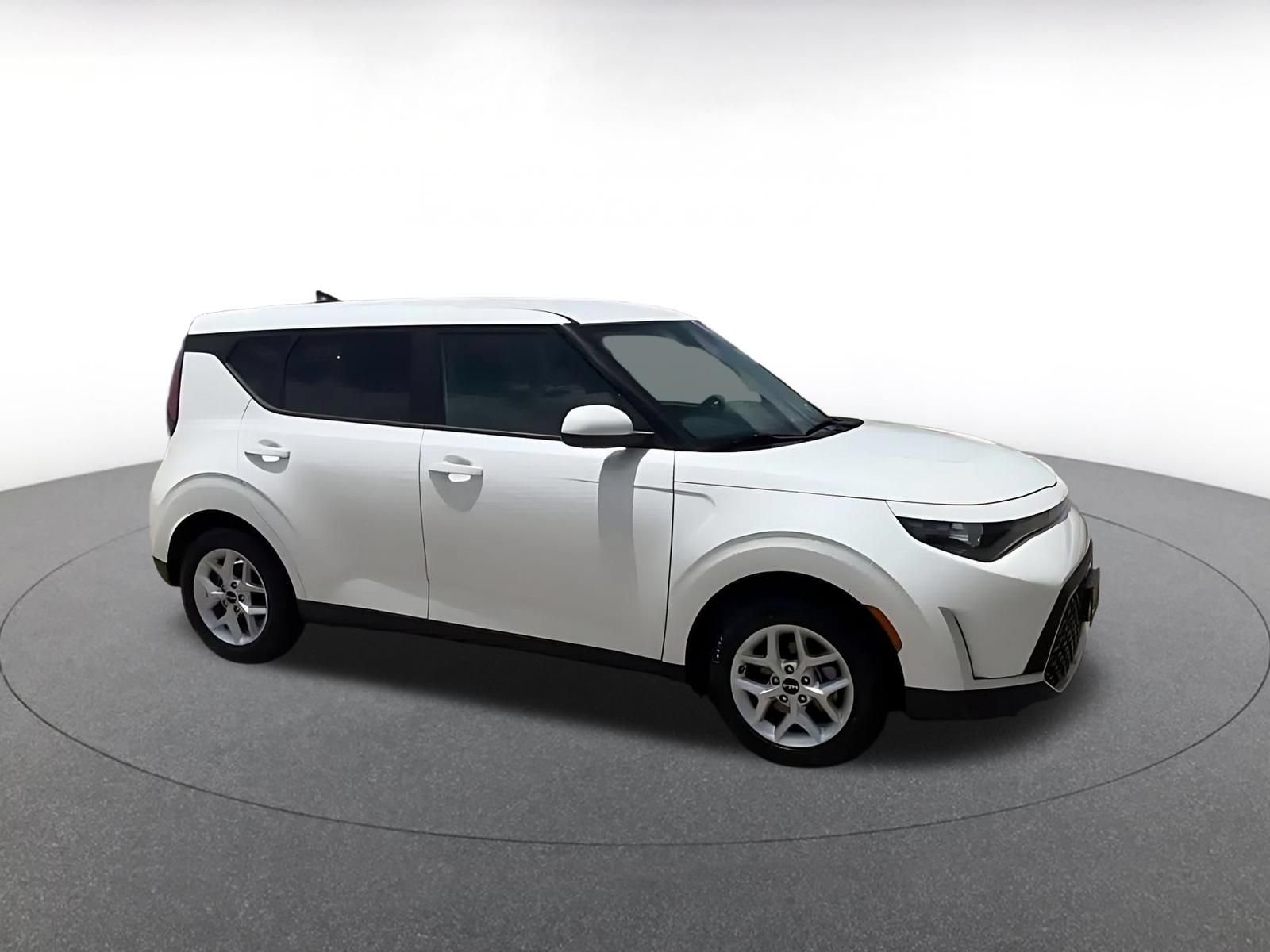 Used 2025 Kia Soul LX w/ LX Technology Package FWD image 2