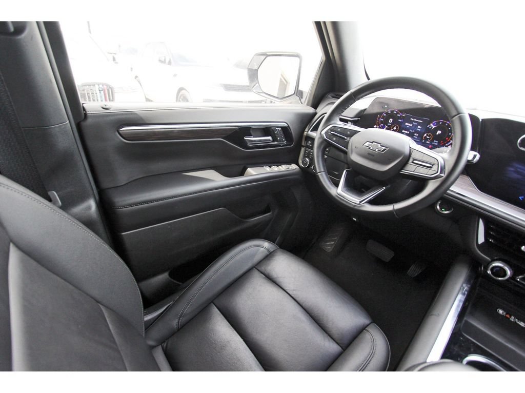 Used 2025 Chevrolet Suburban Z71 AWD/4WD image 8
