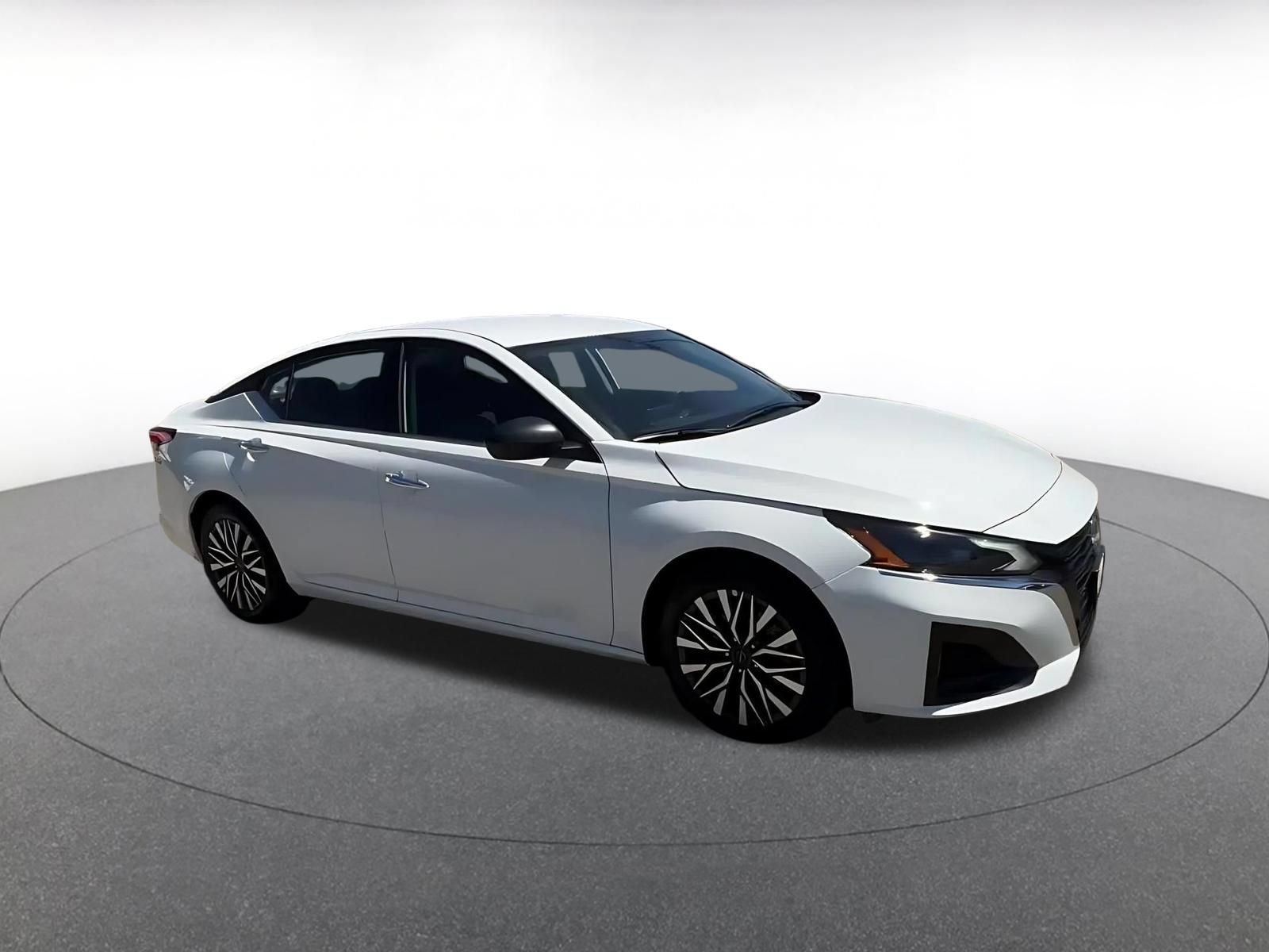 Used 2025 Nissan Altima 2.5 SV FWD image 2