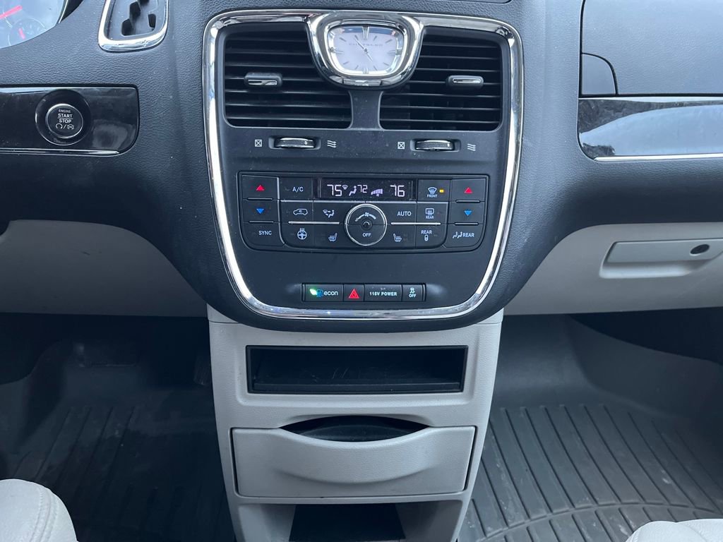 Used 2016 Chrysler Town & Country Touring w/ Driver Convenience Group image 18