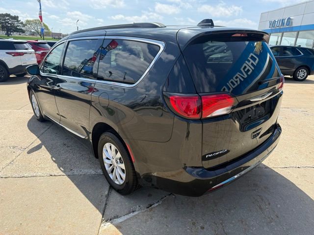 Used 2017 Chrysler Pacifica Touring-L FWD image 3