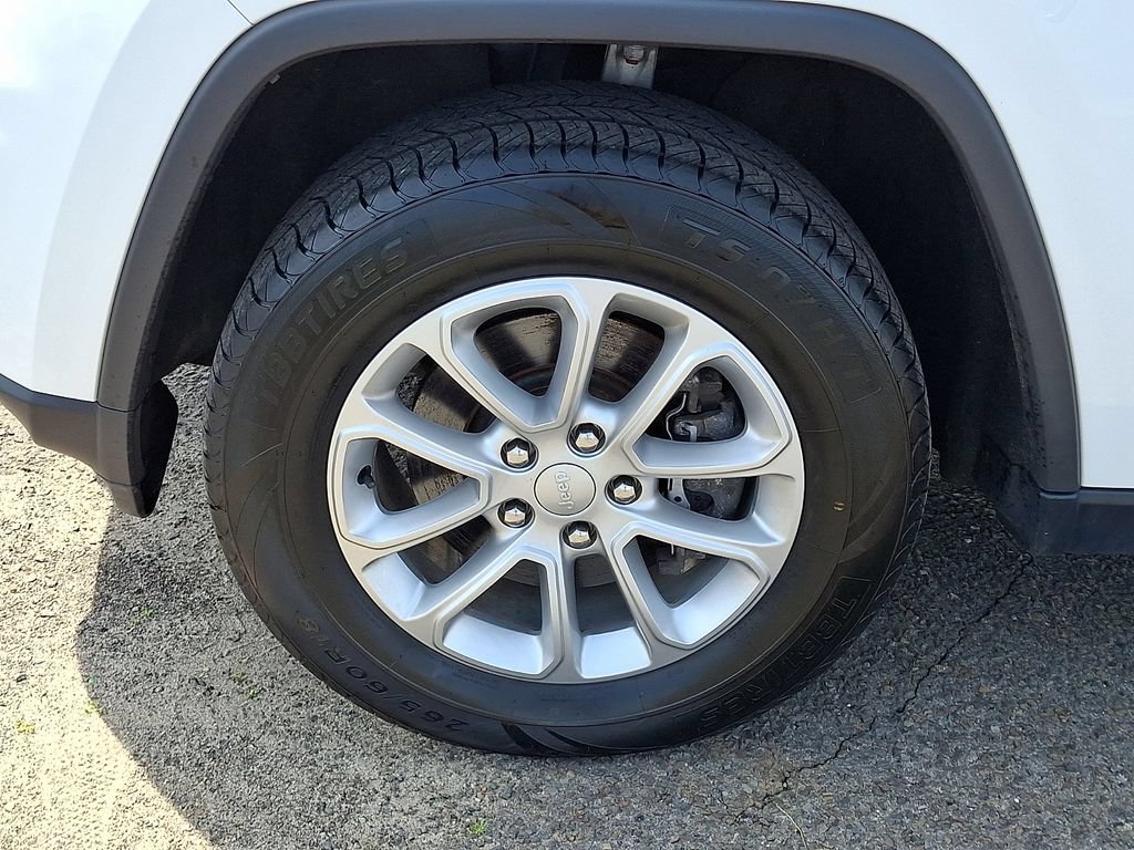 Used 2021 Jeep Grand Cherokee Laredo AWD/4WD image 29