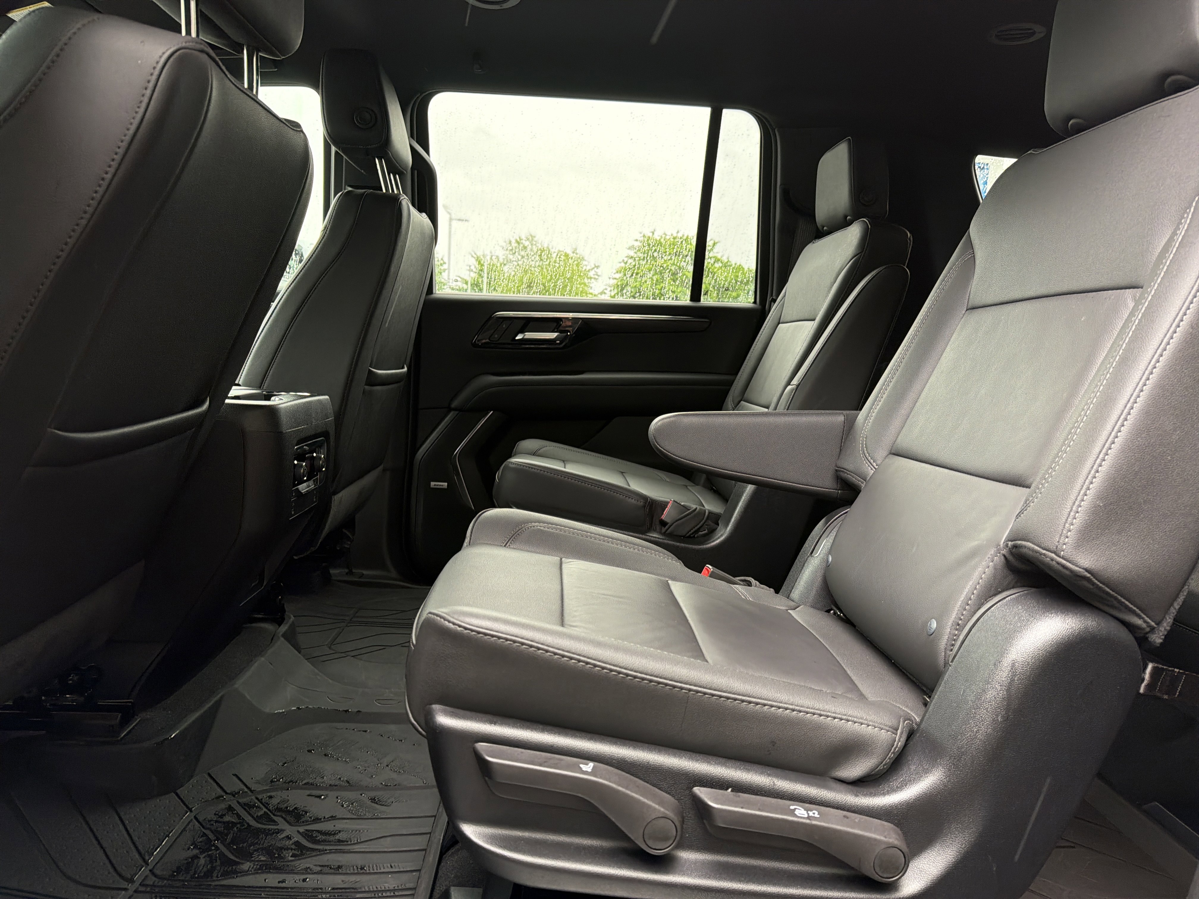 Used 2025 Chevrolet Suburban LT w/ Comfort Package RWD image 30