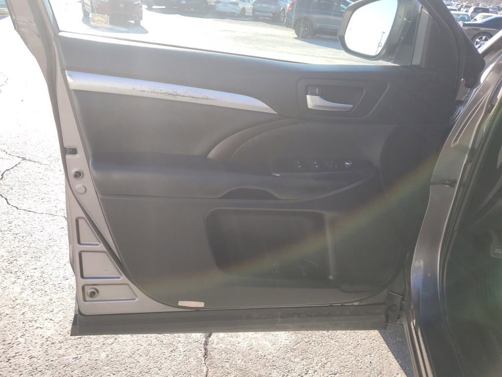 Used 2019 Toyota Highlander XLE image 24