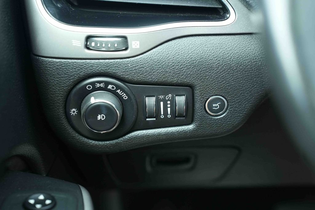 Used 2021 Jeep Cherokee Limited AWD/4WD image 33