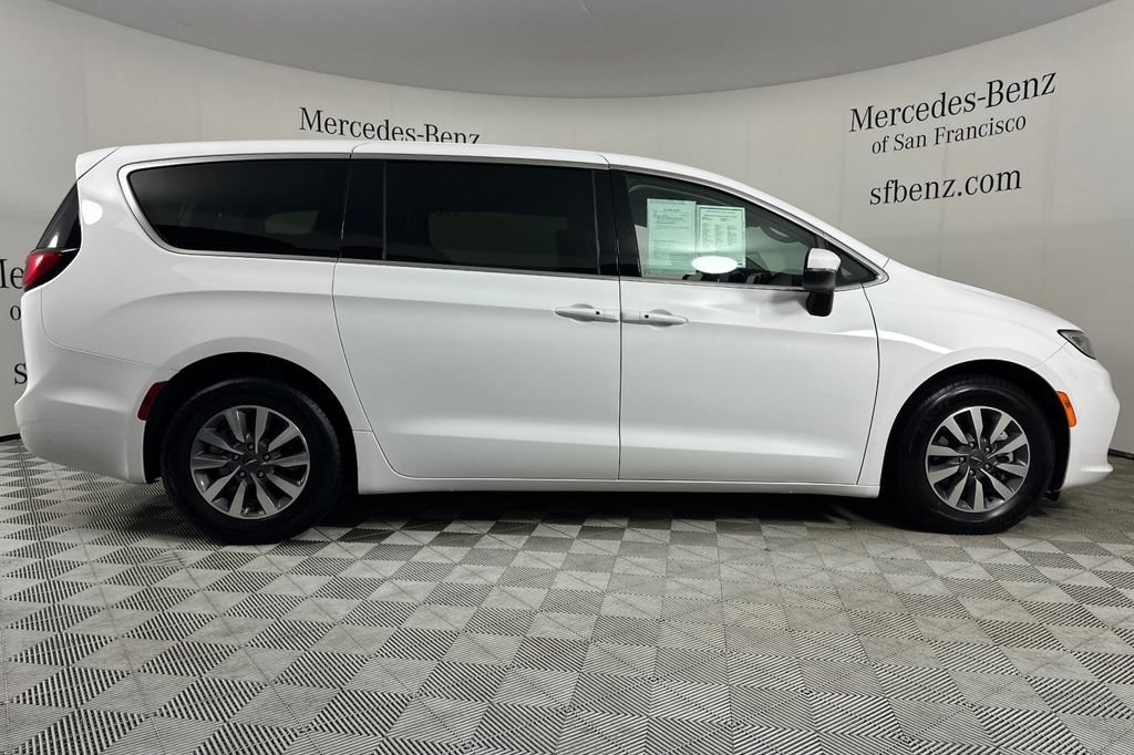 Used 2023 Chrysler Pacifica Touring-L FWD image 3