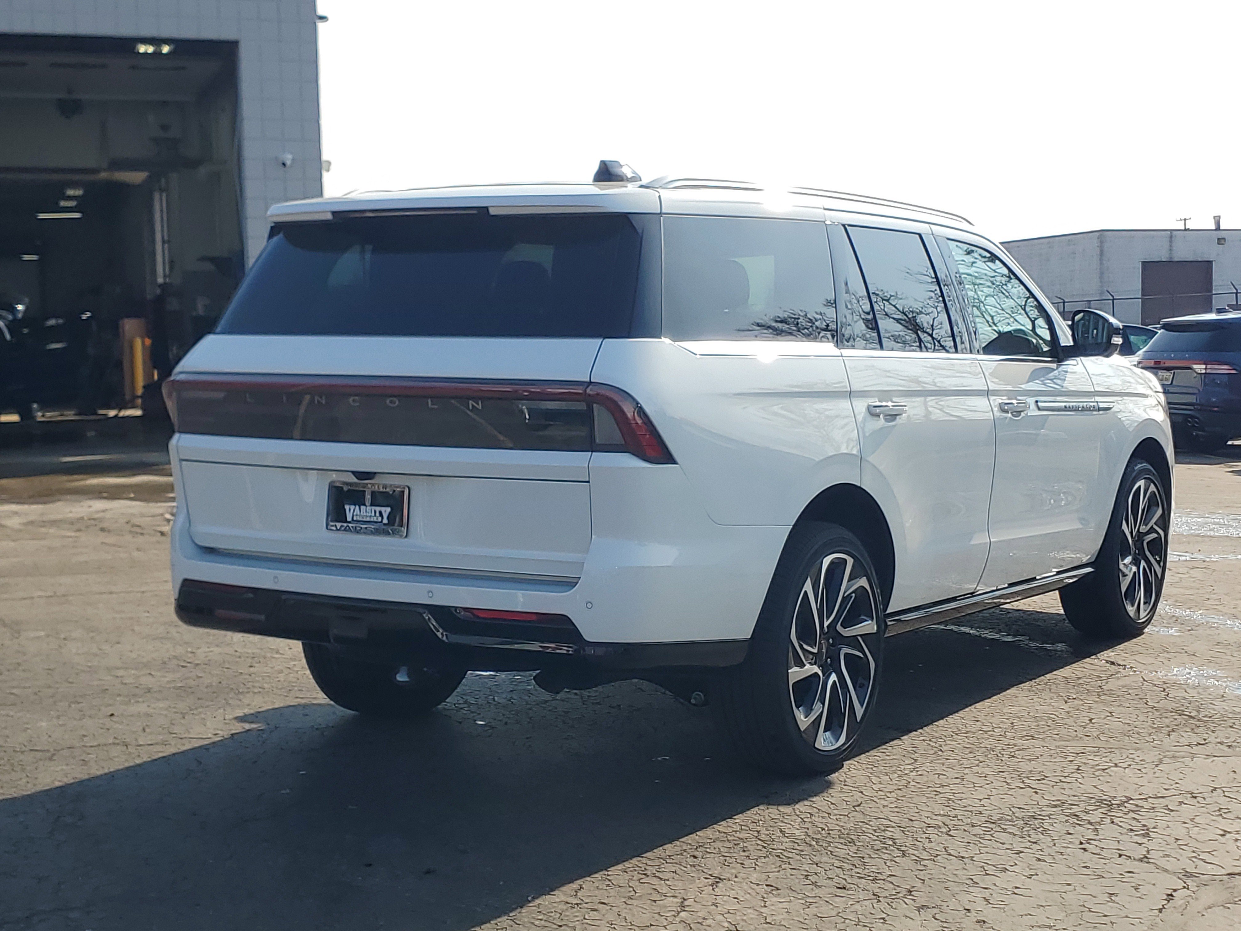 New 2026 Lincoln Navigator Reserve image 4