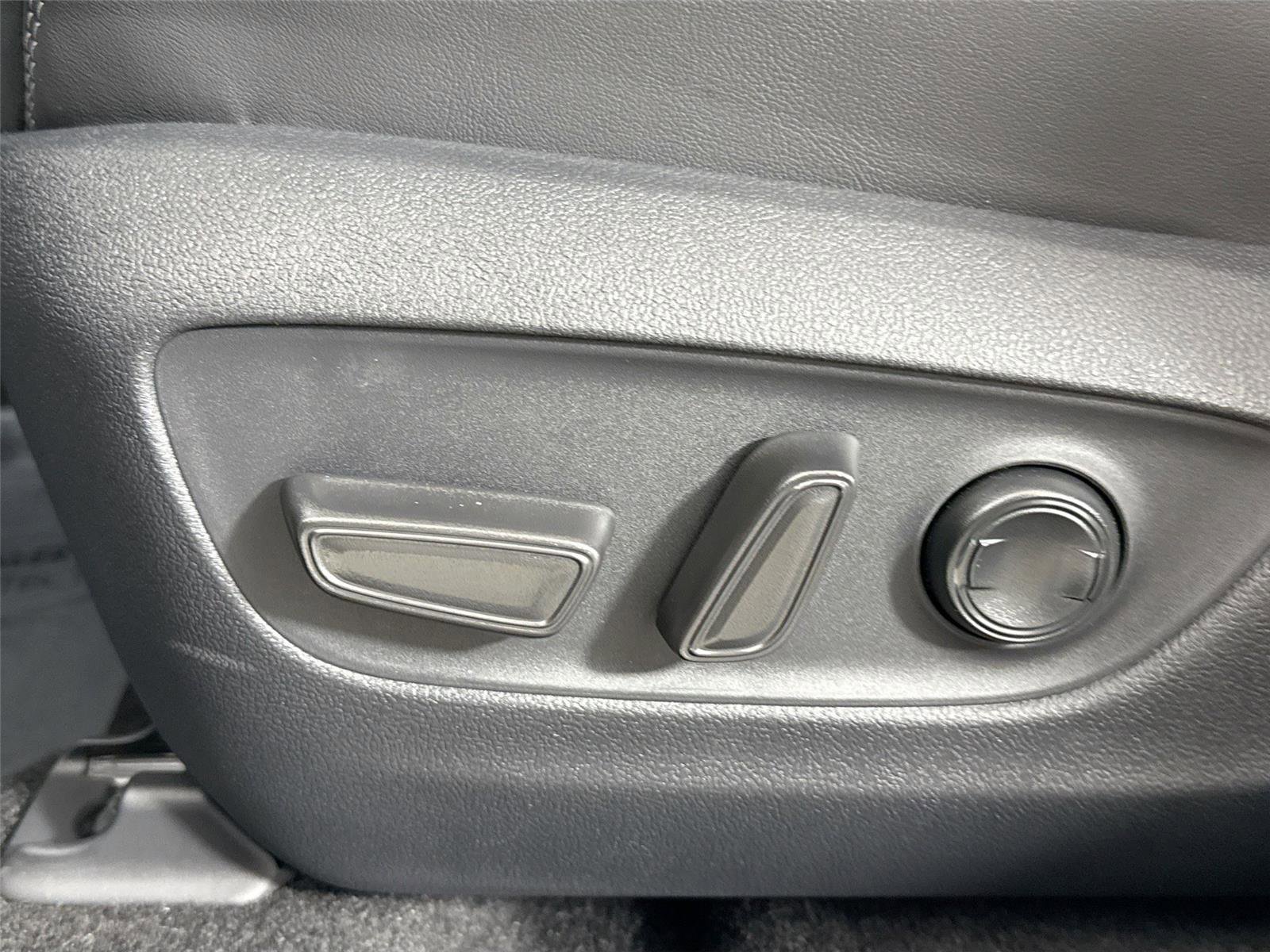 Used 2025 Toyota RAV4 XLE Premium image 32