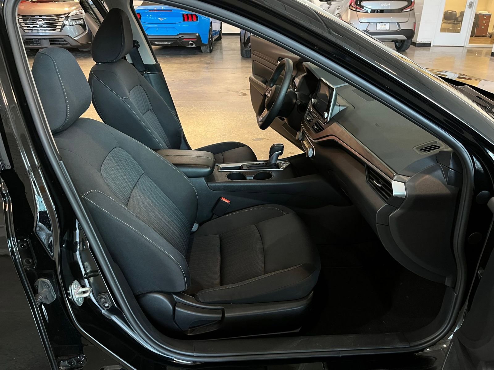 Used 2025 Nissan Altima 2.5 SV image 35