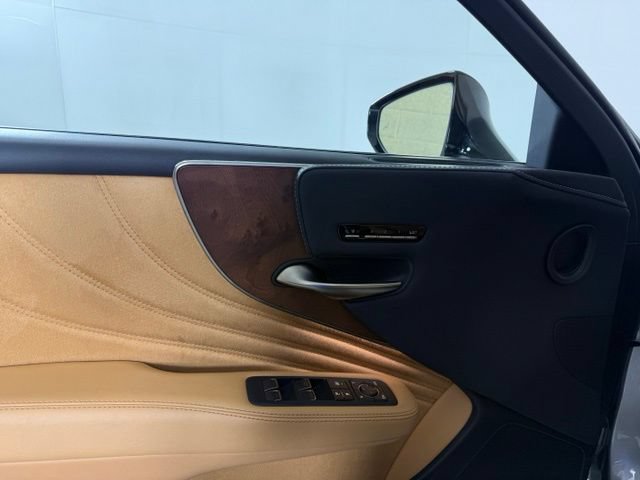 Used 2022 Lexus LS 500 w/ Accessory Package (Z2) RWD image 29
