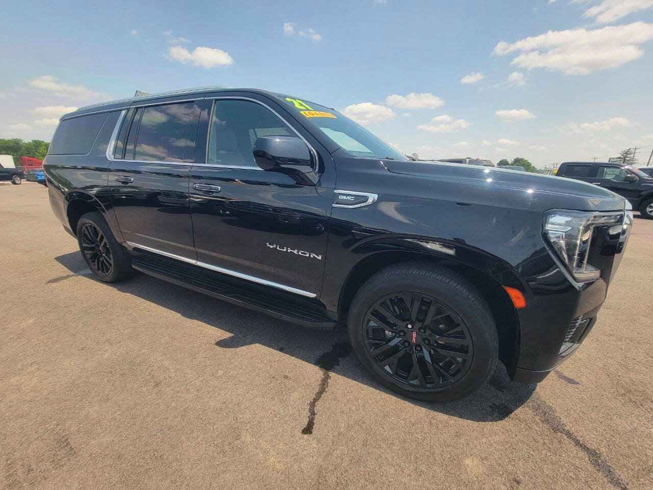 Used 2022 GMC Yukon XL SLT image 3