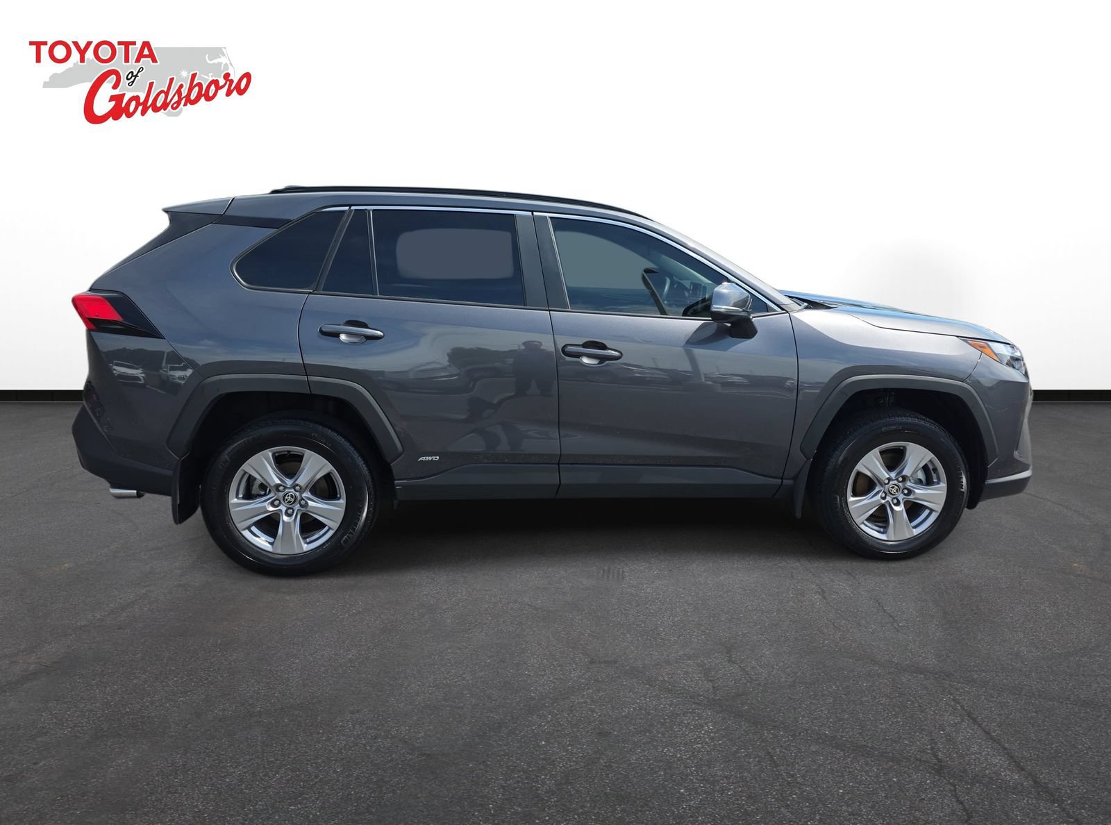 Used 2025 Toyota RAV4 XLE AWD/4WD image 4