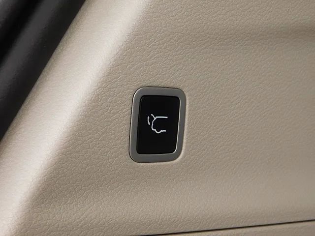 Used 2023 Chrysler Voyager LX image 8