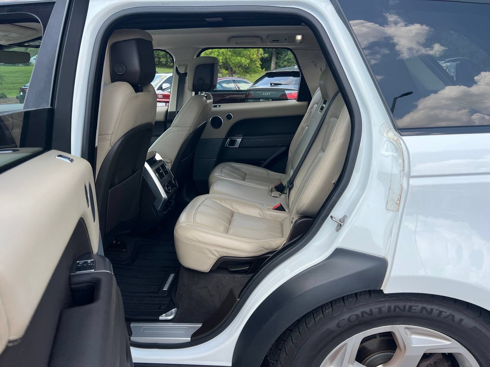 Used 2018 Land Rover Range Rover Sport HSE AWD/4WD image 32