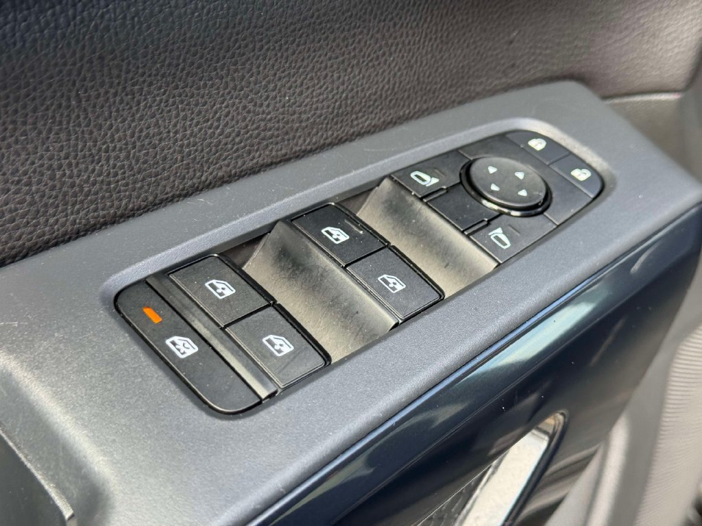 Used 2025 Nissan Pathfinder SV AWD/4WD image 16