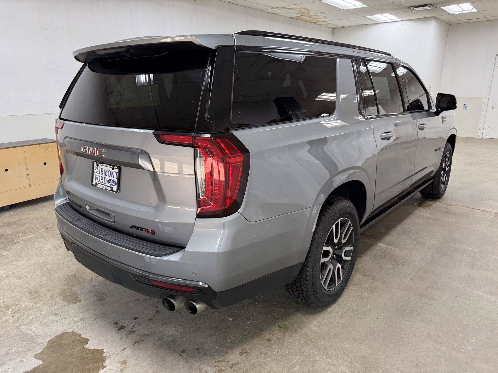 Used 2024 GMC Yukon XL AT4 w/ AT4 Premium Plus Package AWD/4WD image 7