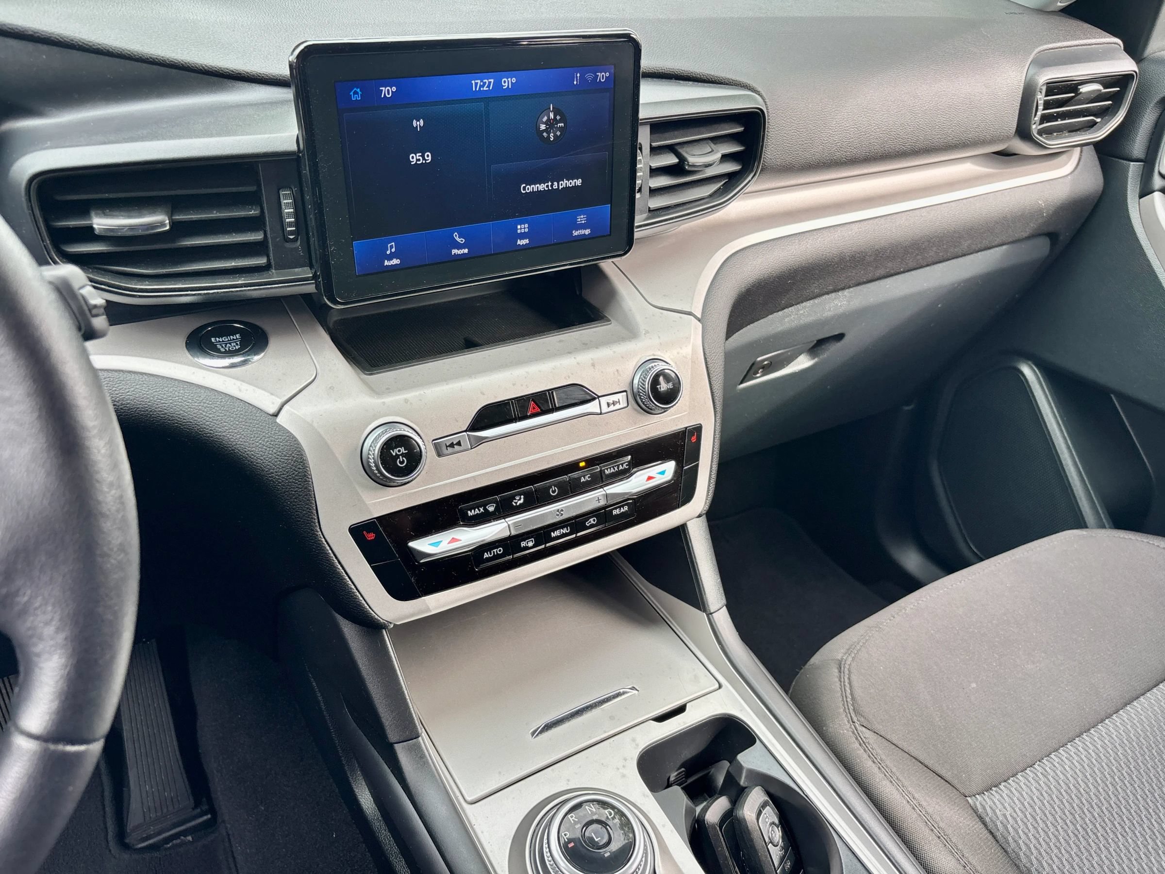 Used 2024 Ford Explorer XLT AWD/4WD image 18