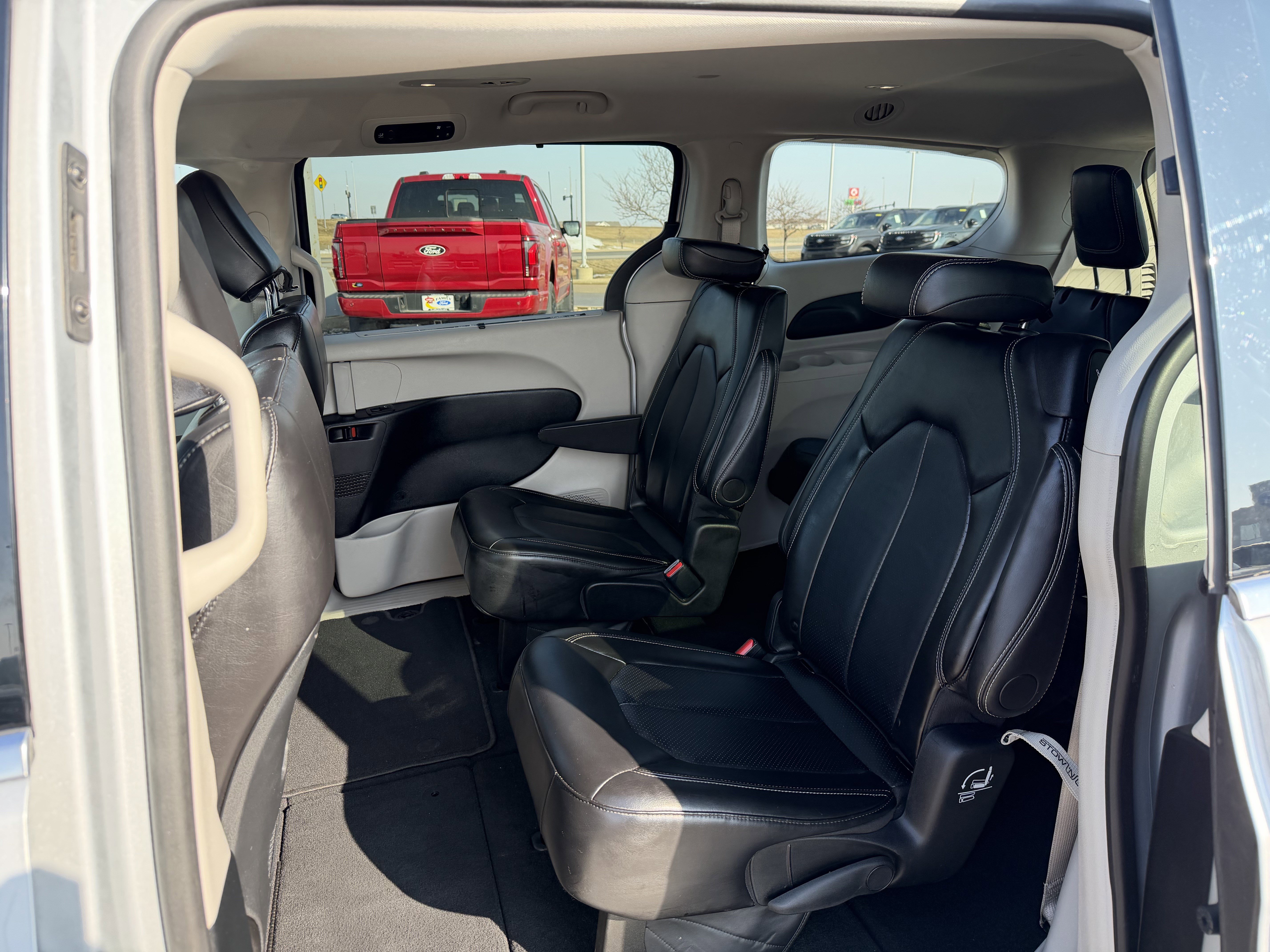 Used 2024 Chrysler Pacifica Touring-L image 19