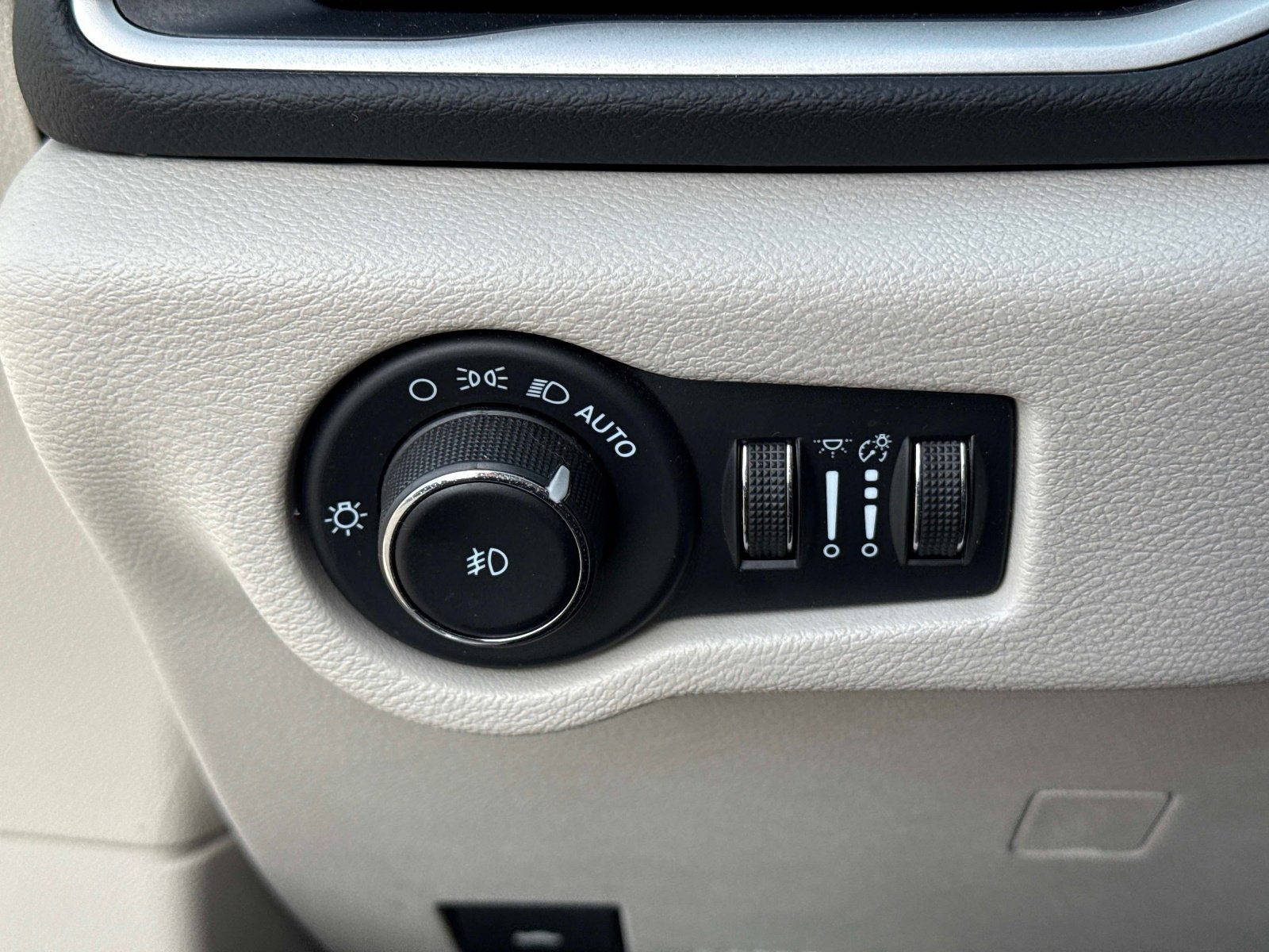 Used 2023 Chrysler Pacifica Touring-L image 31