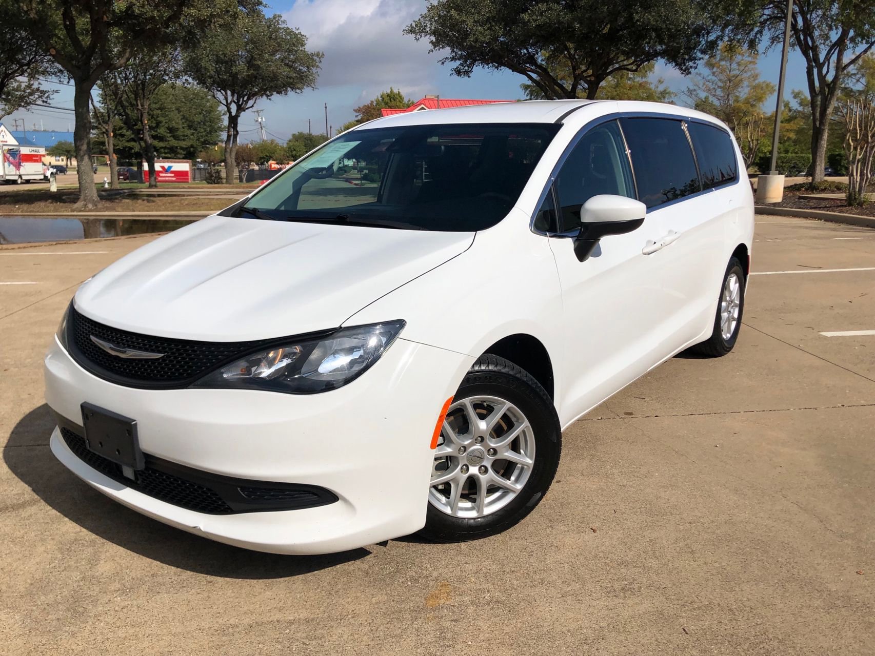 Used 2021 Chrysler Voyager LX image 1
