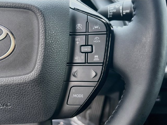 Used 2025 Toyota Prius XLE FWD image 18