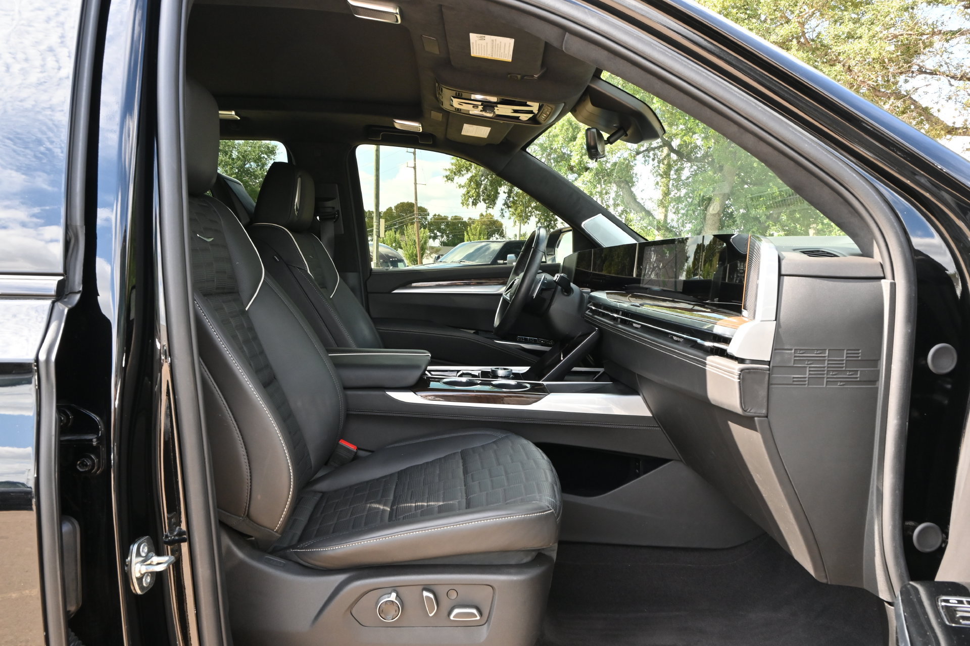 Used 2025 Cadillac Escalade Sport Platinum w/ LPO, Floor Liner Package AWD/4WD image 26