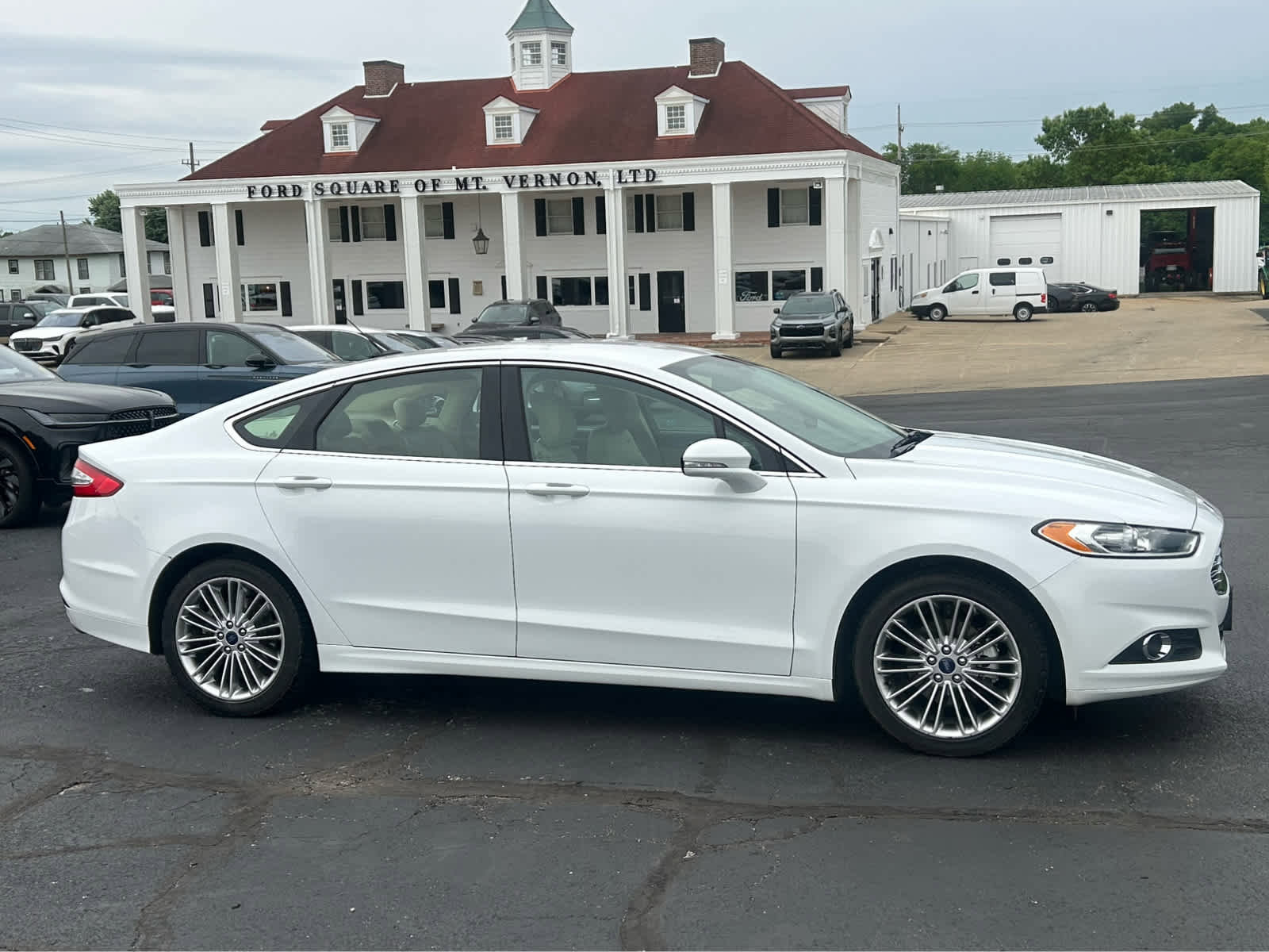 Used 2014 Ford Fusion SE w/ Equipment Group 202A FWD image 4