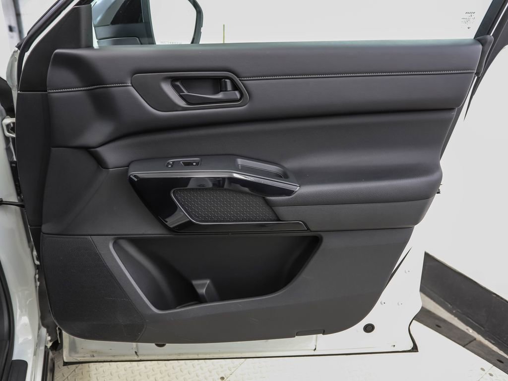 Used 2023 Nissan Pathfinder S image 29