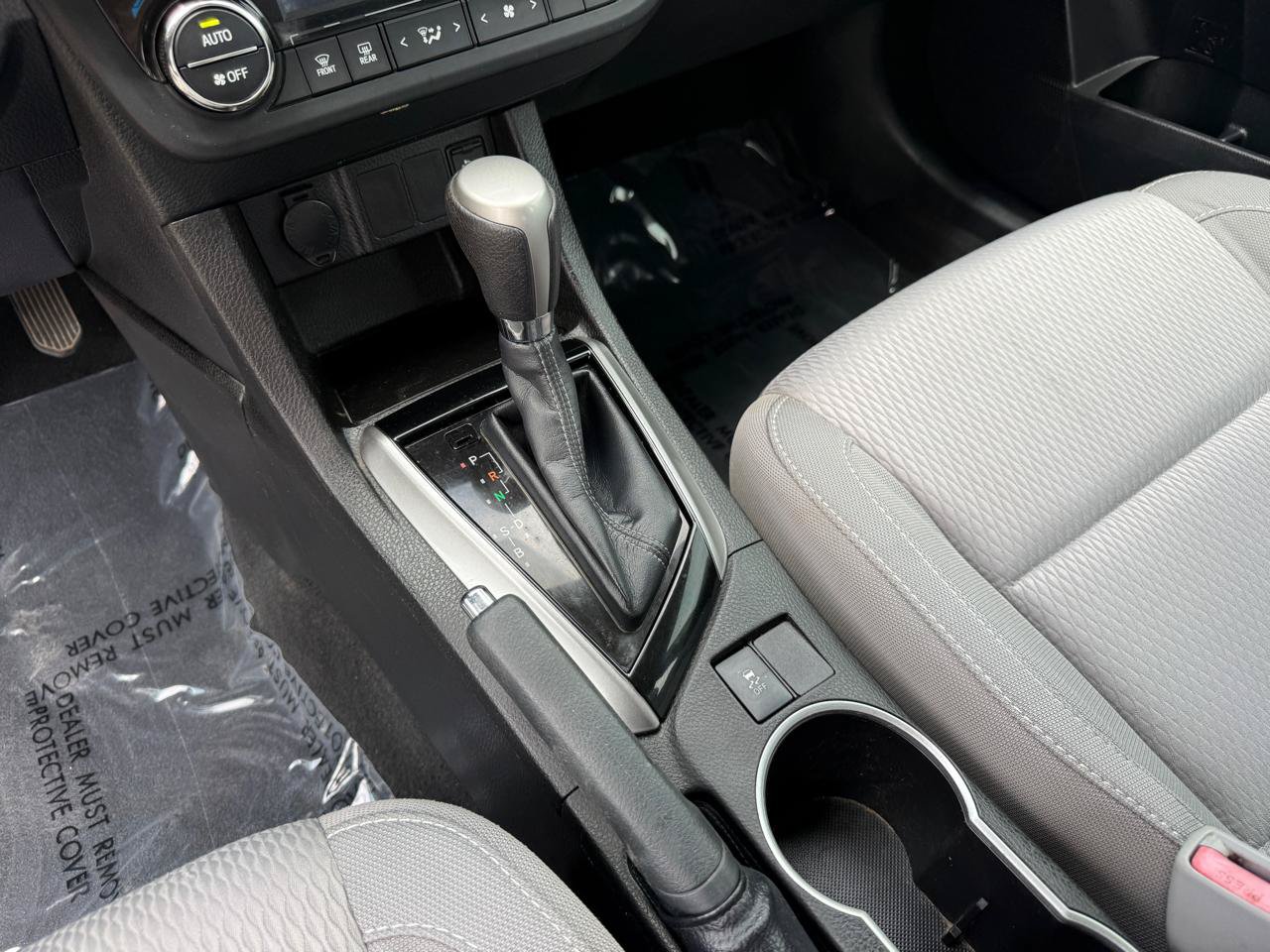 Used 2015 Toyota Corolla LE FWD image 18