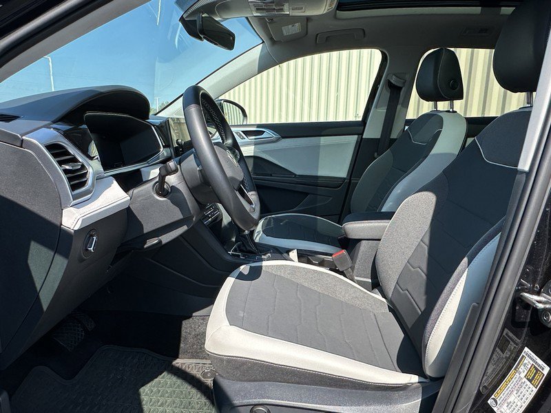 Used 2025 Volkswagen Taos SE w/ Panoramic Sunroof Package image 19