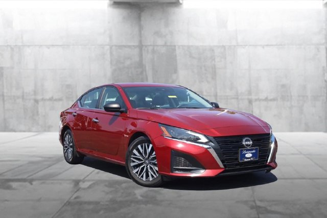 Used 2024 Nissan Altima 2.5 SV FWD image 2