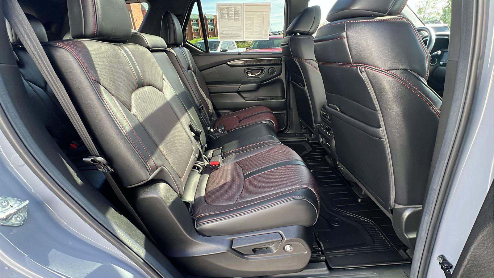Certified 2025 Honda Pilot Black Edition image 15