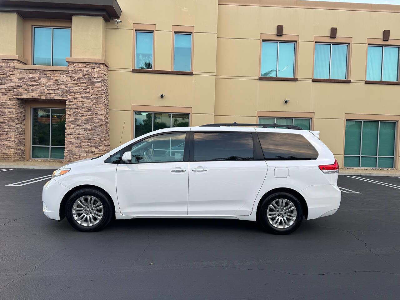Used 2013 Toyota Sienna XLE image 2