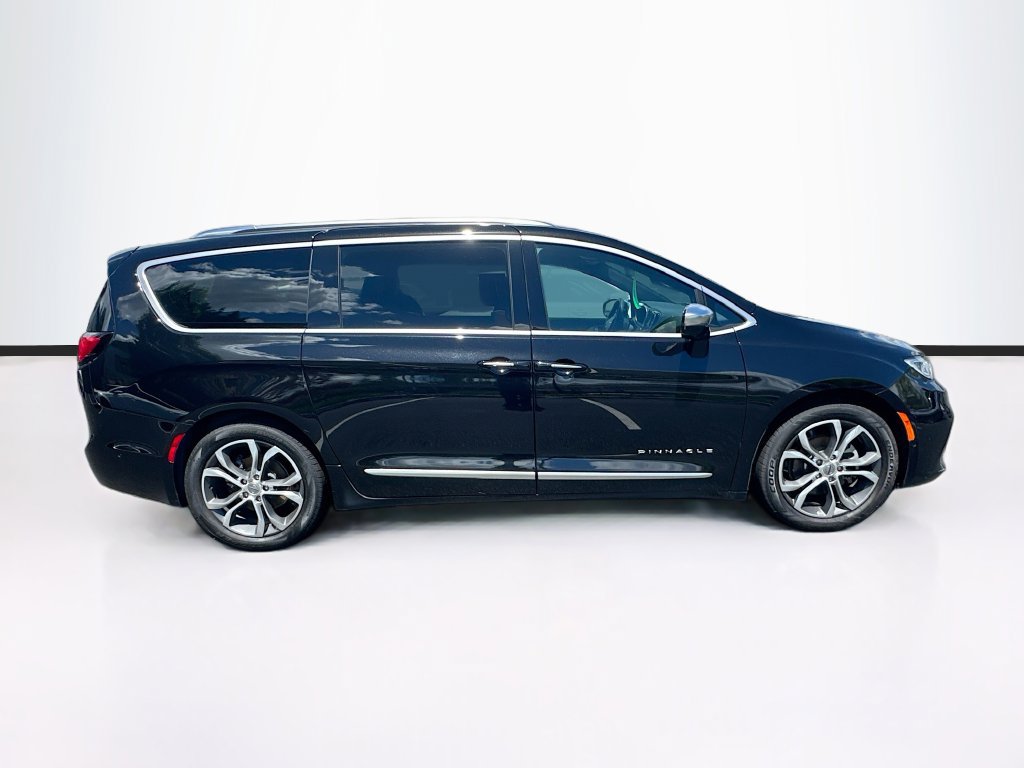 Used 2024 Chrysler Pacifica Pinnacle FWD image 10