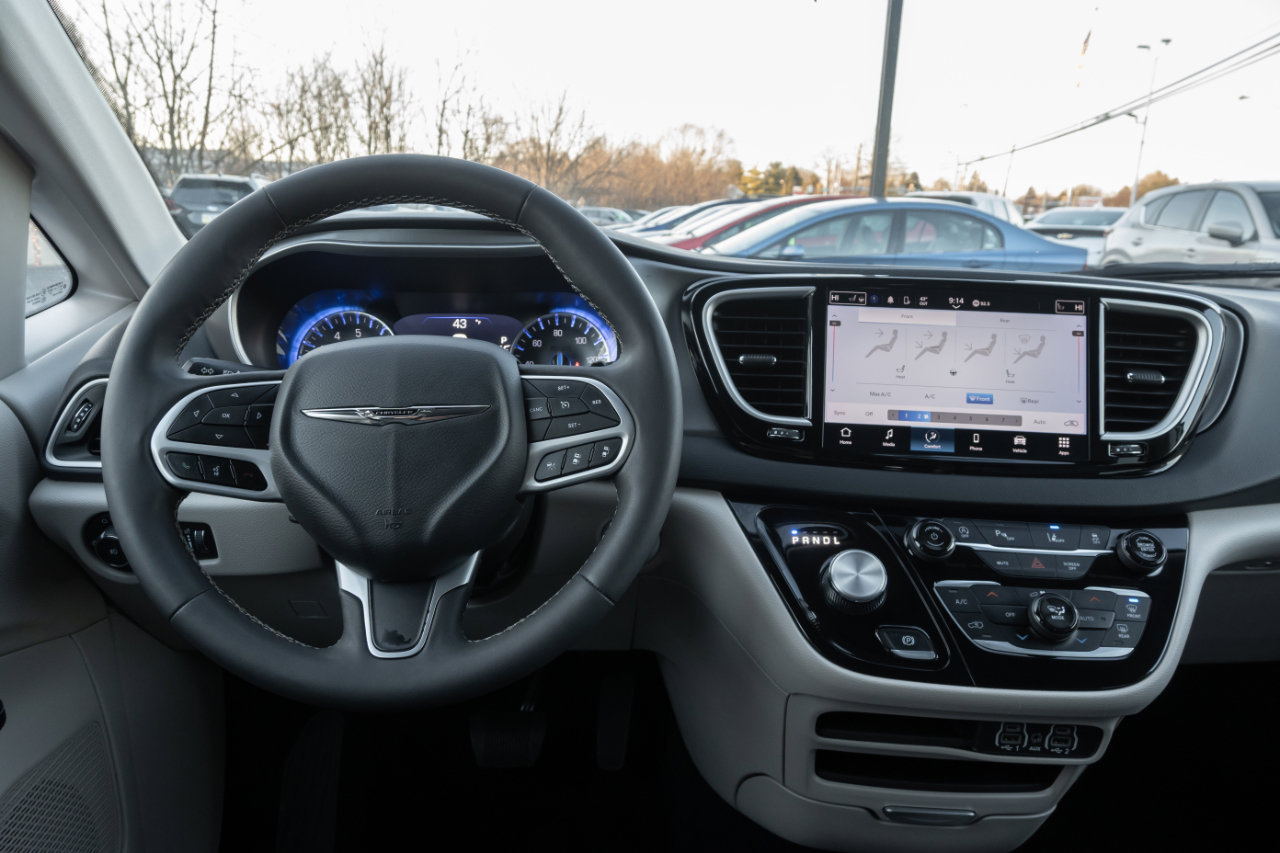 Used 2024 Chrysler Pacifica Touring-L image 27