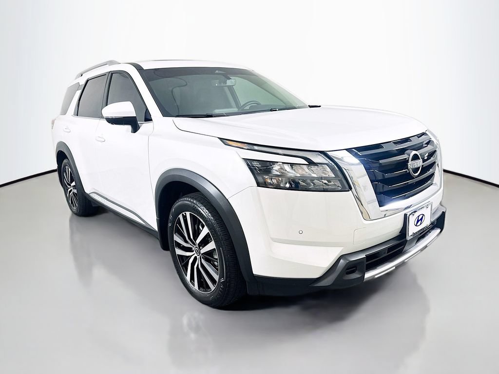 Used 2025 Nissan Pathfinder Platinum FWD image 3