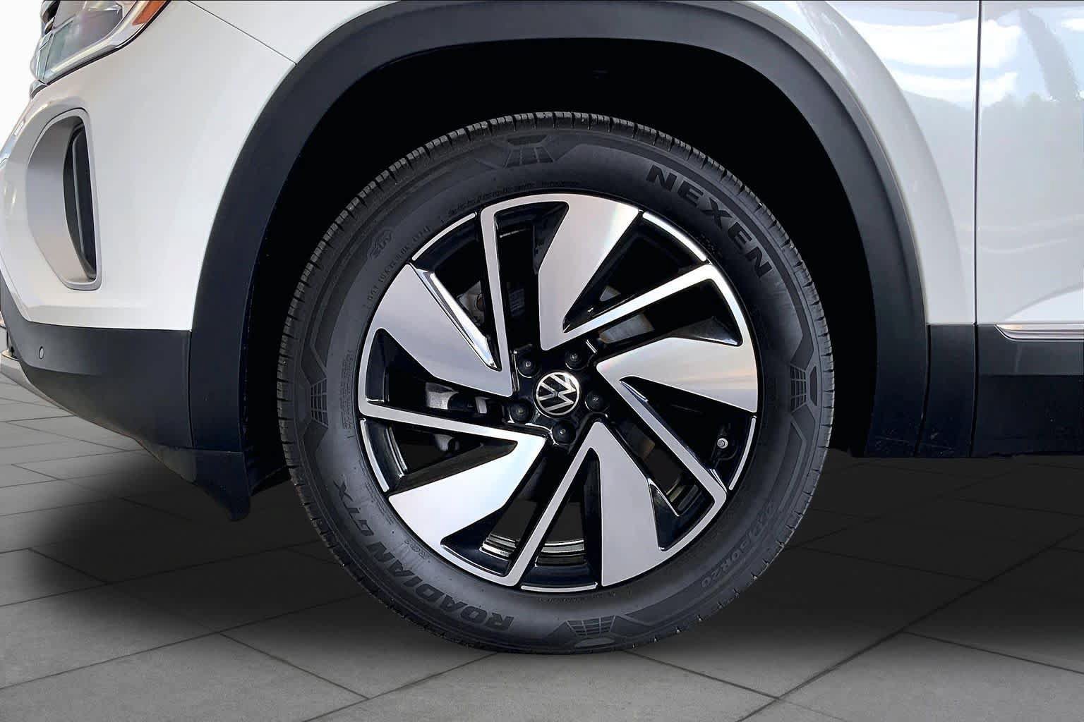 Used 2025 Volkswagen Atlas SEL AWD/4WD image 11