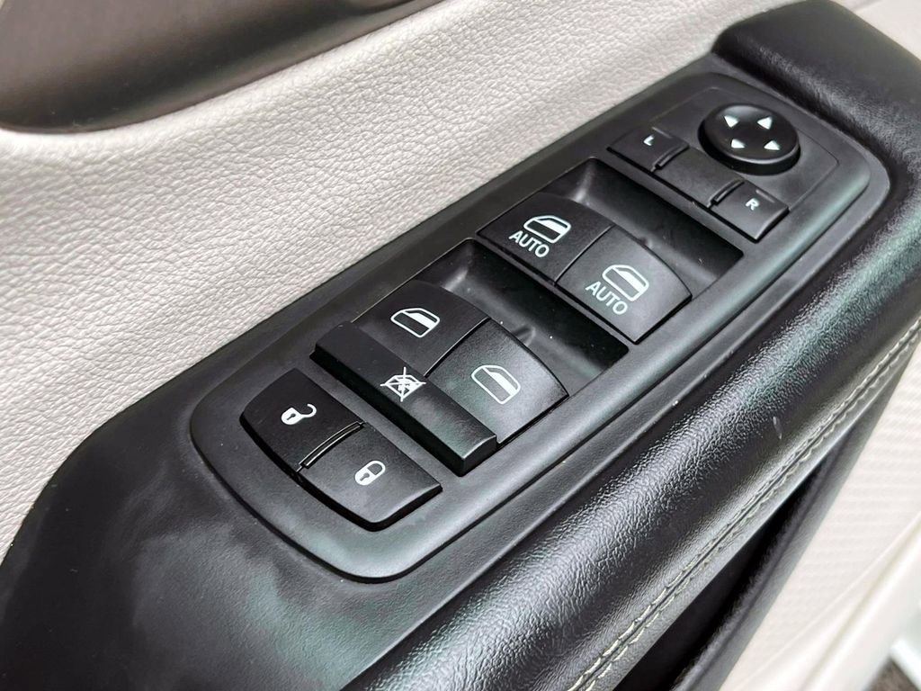 Certified 2021 Chrysler Voyager Lxi image 16