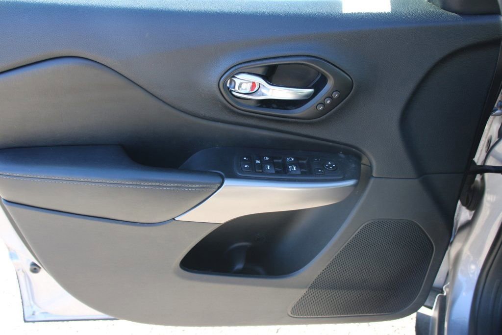 Used 2021 Jeep Cherokee Limited image 9