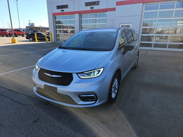 Used 2024 Chrysler Pacifica Touring-L video 3