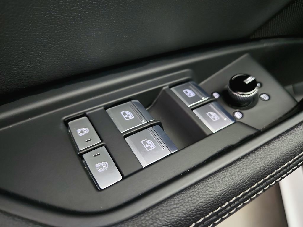 Used 2022 Audi e-tron Premium Plus image 26