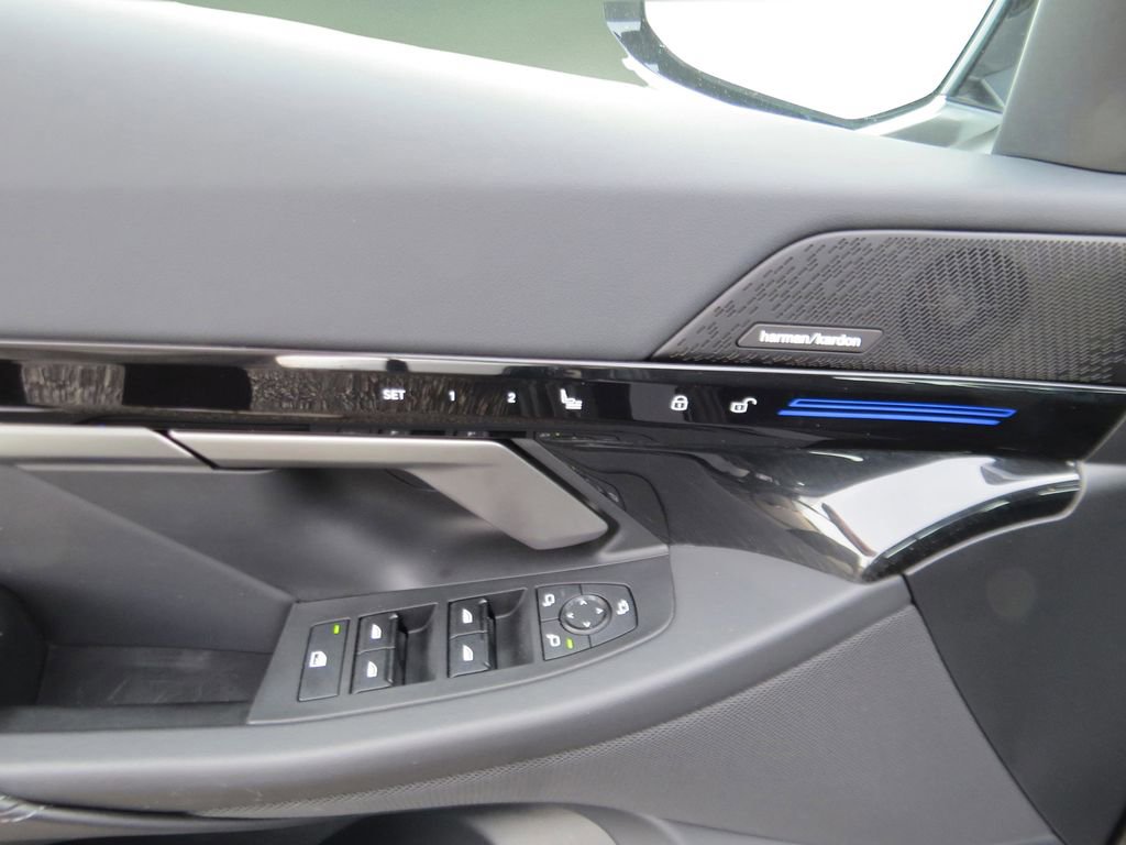 Used 2025 BMW 530i xDrive AWD/4WD image 23