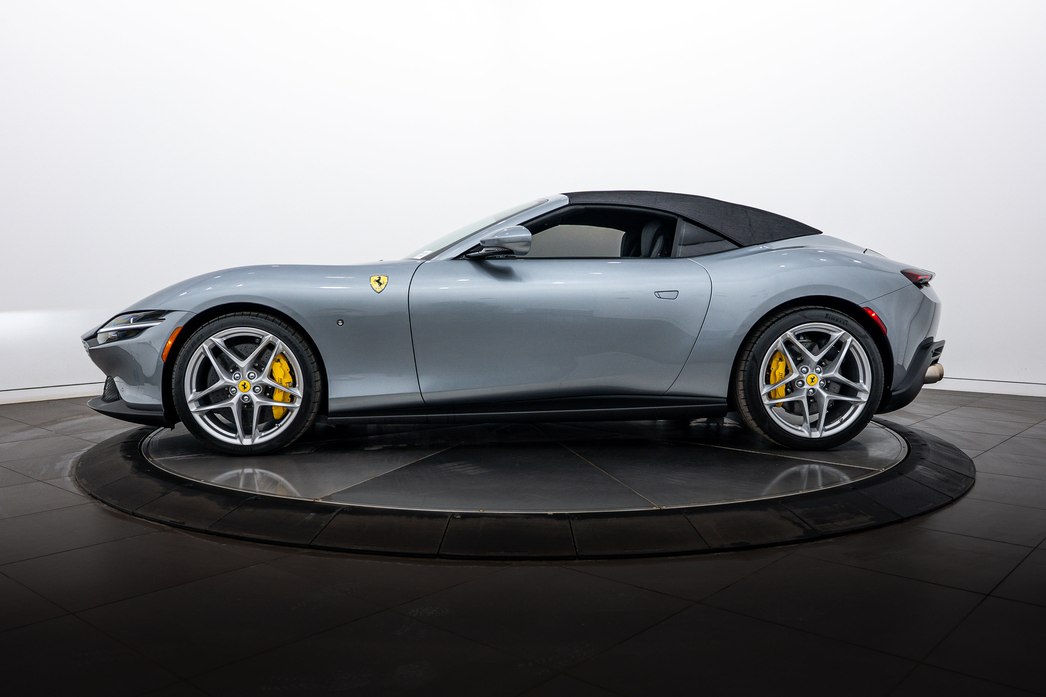 Used 2025 Ferrari Roma Spider image 31